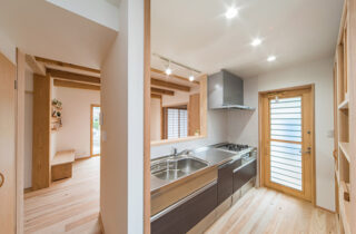 愛猫の隠れ家スペースがある明るい雰囲気の家 - 建築工房匠 - 建築実例