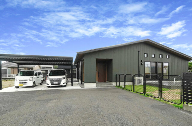 和モダンな外観に多彩なデザインが共演する完璧な動線の平屋 - トータルハウジング - 外観