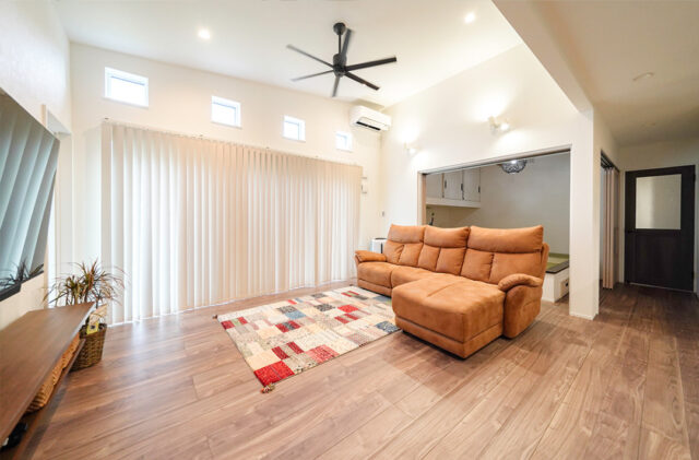 和モダンな外観に多彩なデザインが共演する完璧な動線の平屋 - トータルハウジング - リビング