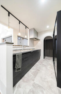 和モダンな外観に多彩なデザインが共演する完璧な動線の平屋 - トータルハウジング - キッチン