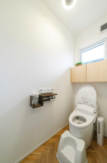 和モダンな外観に多彩なデザインが共演する完璧な動線の平屋 - トータルハウジング - トイレ