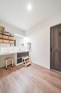 和モダンな外観に多彩なデザインが共演する完璧な動線の平屋 - トータルハウジング - 洗面所