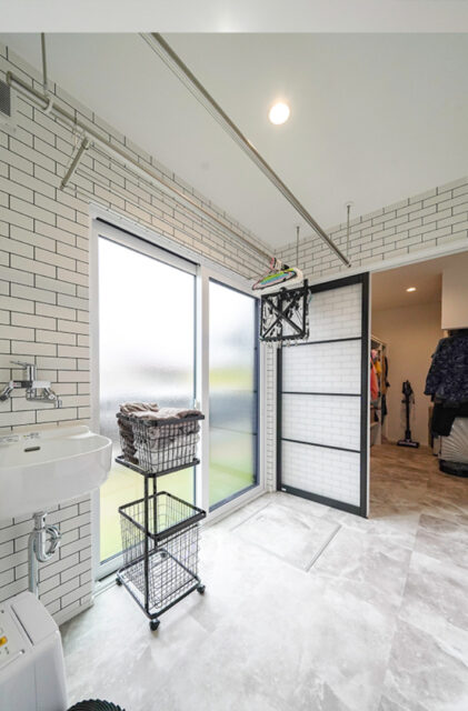 和モダンな外観に多彩なデザインが共演する完璧な動線の平屋 - トータルハウジング - サンルーム