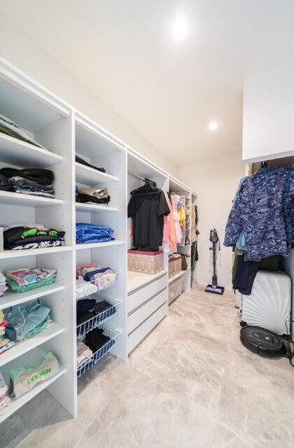 和モダンな外観に多彩なデザインが共演する完璧な動線の平屋 - トータルハウジング - ファミクロ