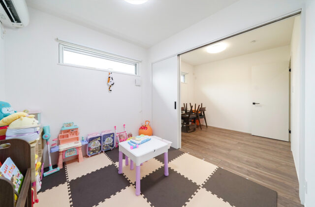 和モダンな外観に多彩なデザインが共演する完璧な動線の平屋 - トータルハウジング - 子ども部屋