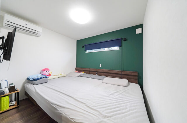 和モダンな外観に多彩なデザインが共演する完璧な動線の平屋 - トータルハウジング - 寝室