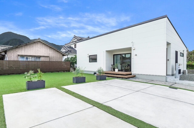 外と内を繋げるウッドデッキのセカンドリビングがあるナチュラルテイストの平屋 - トータルハウジング - 外観