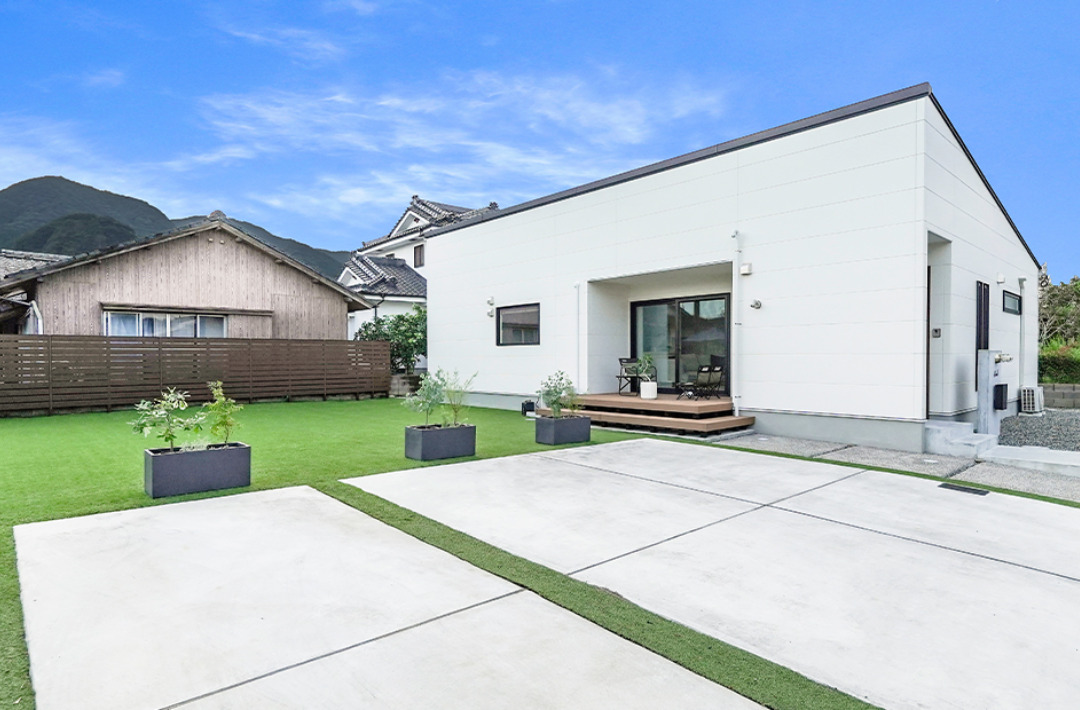 外と内を繋げるウッドデッキのセカンドリビングがあるナチュラルテイストの平屋 - トータルハウジング - 外観