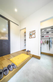 外と内を繋げるウッドデッキのセカンドリビングがあるナチュラルテイストの平屋 - トータルハウジング - 玄関