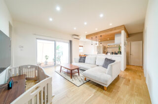 外と内を繋げるウッドデッキのセカンドリビングがあるナチュラルテイストの平屋 - トータルハウジング - LDK