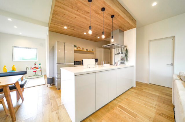 外と内を繋げるウッドデッキのセカンドリビングがあるナチュラルテイストの平屋 - トータルハウジング - キッチン