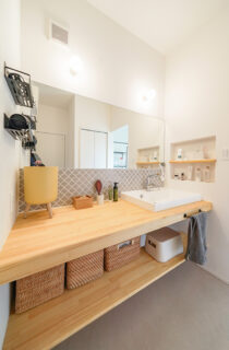 外と内を繋げるウッドデッキのセカンドリビングがあるナチュラルテイストの平屋 - トータルハウジング - 洗面スペース