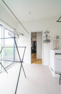 外と内を繋げるウッドデッキのセカンドリビングがあるナチュラルテイストの平屋 - トータルハウジング - サンルーム