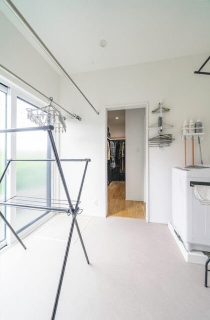 外と内を繋げるウッドデッキのセカンドリビングがあるナチュラルテイストの平屋 - トータルハウジング - サンルーム