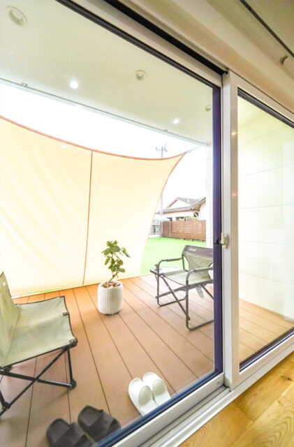 外と内を繋げるウッドデッキのセカンドリビングがあるナチュラルテイストの平屋 - トータルハウジング - ウッドデッキ