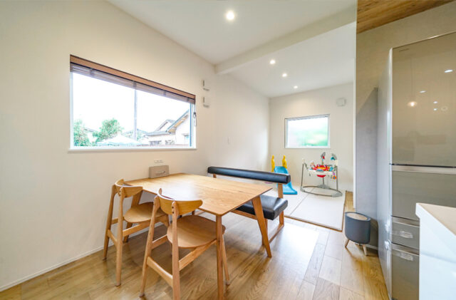 外と内を繋げるウッドデッキのセカンドリビングがあるナチュラルテイストの平屋 - トータルハウジング - ダイニング