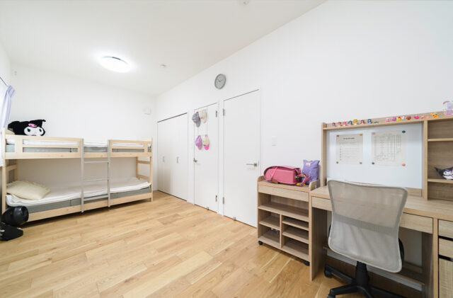 外と内を繋げるウッドデッキのセカンドリビングがあるナチュラルテイストの平屋 - トータルハウジング - 子ども部屋