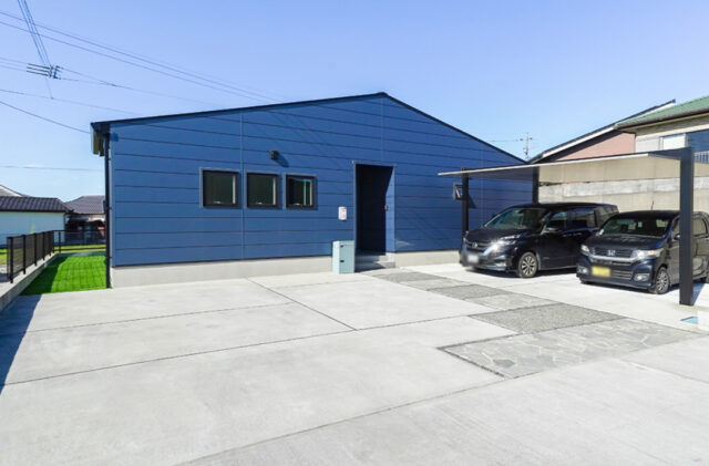 ブルーのガルバリウムと大屋根が映えるホテルライクなサロン付き平屋 - トータルハウジング - 外観