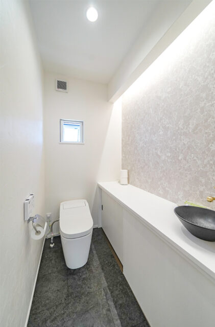 ブルーのガルバリウムと大屋根が映えるホテルライクなサロン付き平屋 - トータルハウジング - トイレ