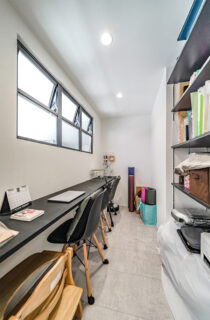 ブルーのガルバリウムと大屋根が映えるホテルライクなサロン付き平屋 - トータルハウジング - スキップフロア