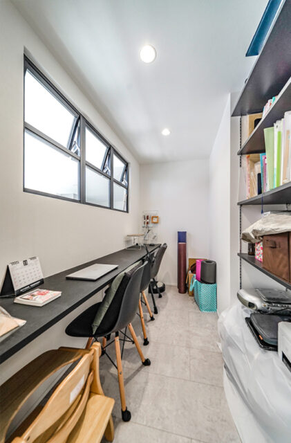 ブルーのガルバリウムと大屋根が映えるホテルライクなサロン付き平屋 - トータルハウジング - スキップフロア