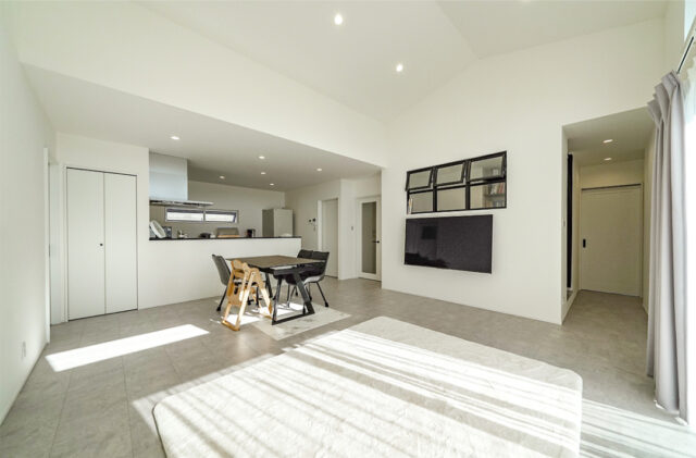 ブルーのガルバリウムと大屋根が映えるホテルライクなサロン付き平屋 - トータルハウジング - LDK