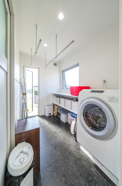 ブルーのガルバリウムと大屋根が映えるホテルライクなサロン付き平屋 - トータルハウジング - サンルーム