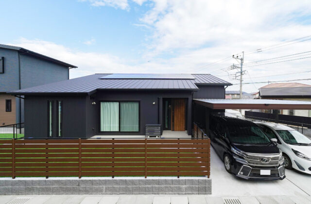 重厚感漂うモダンな佇まいのスキップフロアと和室がある神動線平屋 - トータルハウジング - 外観