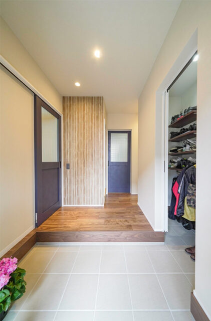 重厚感漂うモダンな佇まいのスキップフロアと和室がある神動線平屋 - トータルハウジング - 玄関