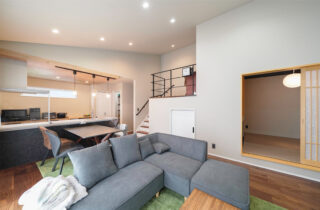 重厚感漂うモダンな佇まいのスキップフロアと和室がある神動線平屋 - トータルハウジング - LDK