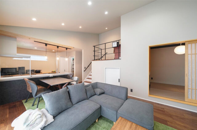 重厚感漂うモダンな佇まいのスキップフロアと和室がある神動線平屋 - トータルハウジング - LDK