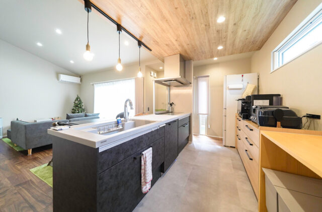 重厚感漂うモダンな佇まいのスキップフロアと和室がある神動線平屋 - トータルハウジング - キッチン
