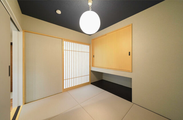 重厚感漂うモダンな佇まいのスキップフロアと和室がある神動線平屋 - トータルハウジング - 和室