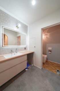 重厚感漂うモダンな佇まいのスキップフロアと和室がある神動線平屋 - トータルハウジング - サニタリールーム