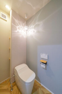 重厚感漂うモダンな佇まいのスキップフロアと和室がある神動線平屋 - トータルハウジング - トイレ