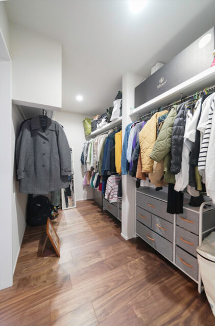 重厚感漂うモダンな佇まいのスキップフロアと和室がある神動線平屋 - トータルハウジング - ウォークインクローゼット