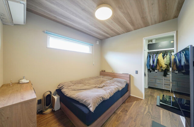 重厚感漂うモダンな佇まいのスキップフロアと和室がある神動線平屋 - トータルハウジング - 寝室