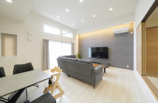 家事効率を極めた上質モダンスタイルの平屋 - トータルハウジング - リビング