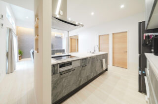 家事効率を極めた上質モダンスタイルの平屋 - トータルハウジング - キッチン