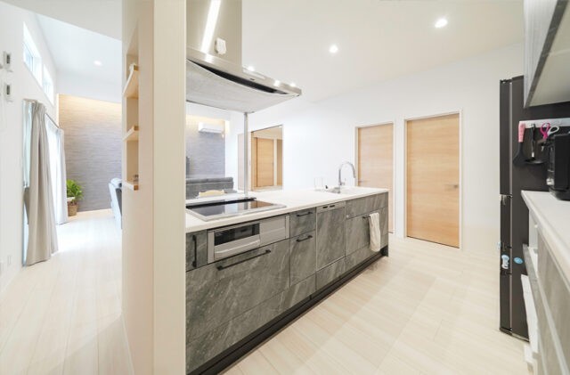 家事効率を極めた上質モダンスタイルの平屋 - トータルハウジング - キッチン