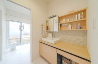 家事効率を極めた上質モダンスタイルの平屋 - トータルハウジング - 洗面スペース