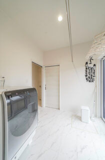 家事効率を極めた上質モダンスタイルの平屋 - トータルハウジング - サンルーム