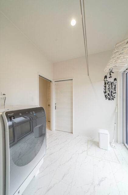 家事効率を極めた上質モダンスタイルの平屋 - トータルハウジング - サンルーム