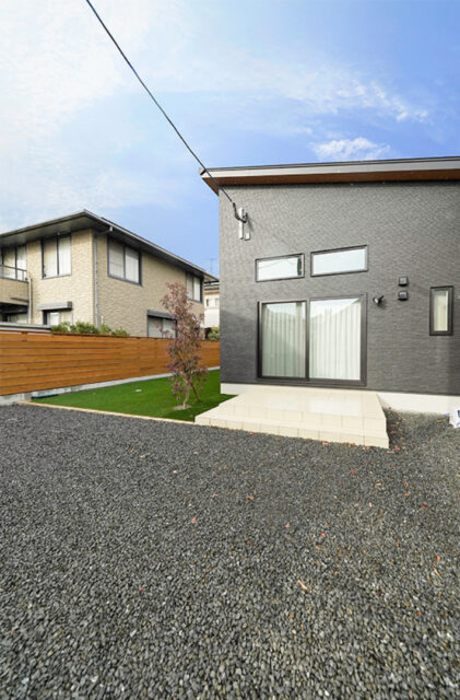 家事効率を極めた上質モダンスタイルの平屋 - トータルハウジング - 外構