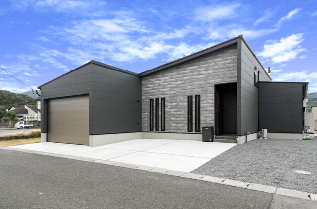 ガレージと中二階を備えた機能美あふれるスタイリッシュな平屋 - トータルハウジング - 外観