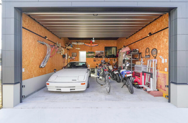 ガレージと中二階を備えた機能美あふれるスタイリッシュな平屋 - トータルハウジング - ガレージ