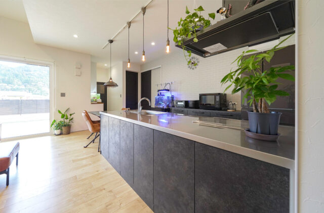 ガレージと中二階を備えた機能美あふれるスタイリッシュな平屋 - トータルハウジング - キッチン
