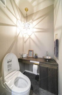 ガレージと中二階を備えた機能美あふれるスタイリッシュな平屋 - トータルハウジング - トイレ