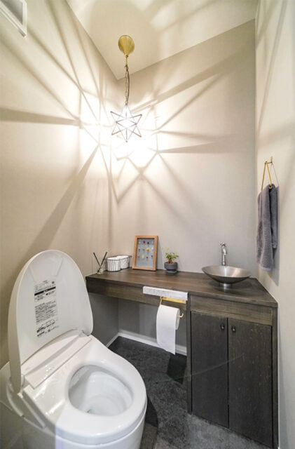 ガレージと中二階を備えた機能美あふれるスタイリッシュな平屋 - トータルハウジング - トイレ