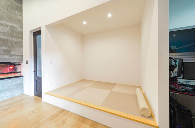 ガレージと中二階を備えた機能美あふれるスタイリッシュな平屋 - トータルハウジング - 和室